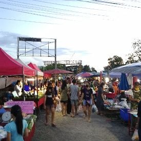 チェンマイの女性専用タイ古式マッサージスクール「V-チェンマイ」から徒歩10分の青空市場