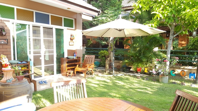 チェンマイの女性専用タイ古式マッサージスクール「V-チェンマイ」の寛ぎの庭
