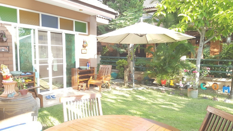 チェンマイの女性専用タイ古式マッサージスクール「V-チェンマイ」の寛ぎの庭